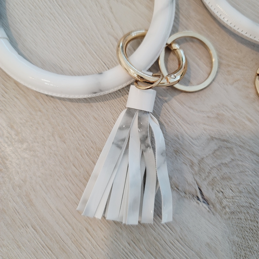 💕 NWOT Set of 2 Wristlet Bracelet Key Chain in White - Picture 9 of 13